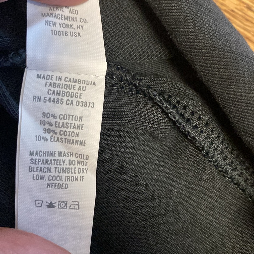 Aerie offline S NWT BLACK SCALLOPED EDGES WIDE RIBBED SQUARE NECK CROP T… - Picture 6 of 6